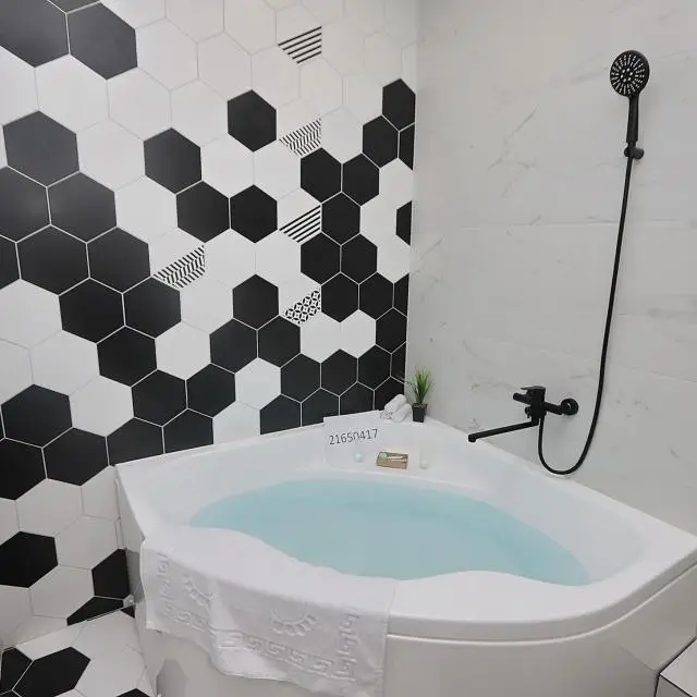 Real photos of Relax to the maximum: a bathtub for two, a hammock, a pear chair!