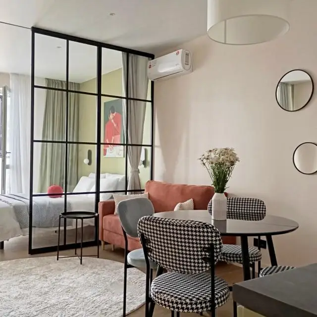 Real photos of DeNewHome Liberty Apartments are a business class apartment with a central parking space
