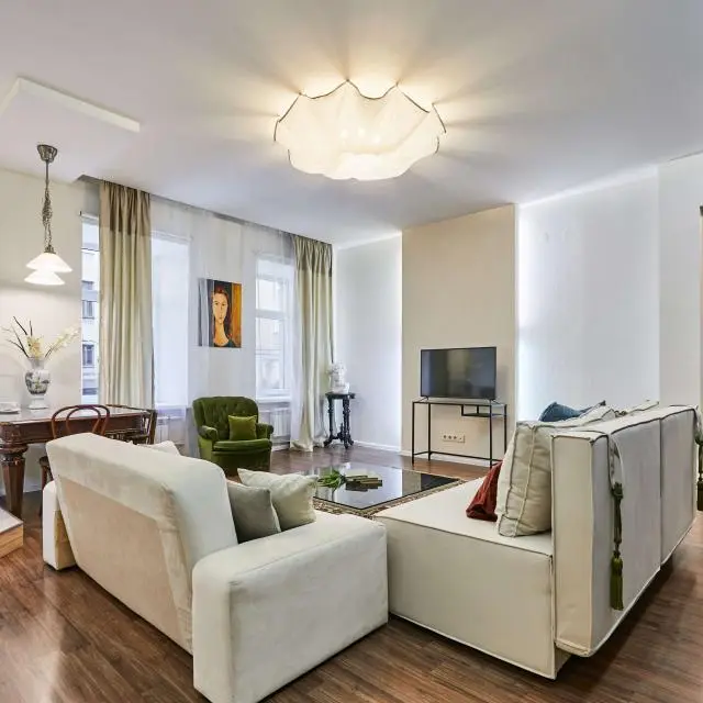 Реальные фото FlatStay Кирилловская 22| 3шка с просторной гостиной на 8 человек в центре

