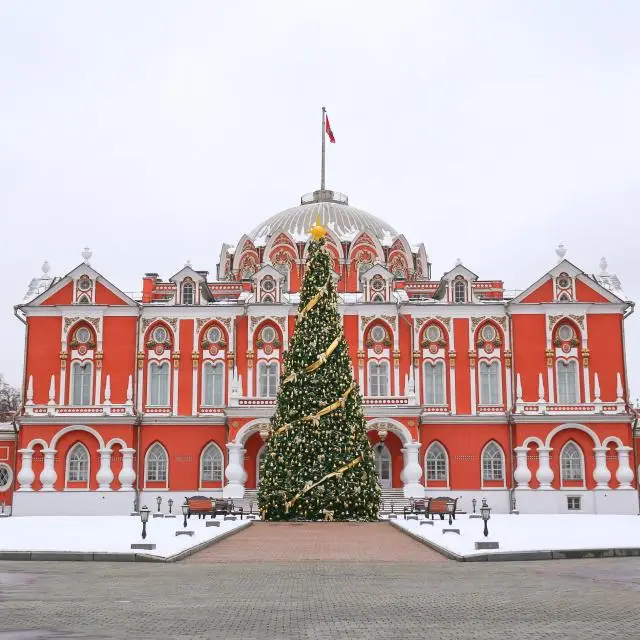Real photos of Petrovsky Putevoy Dvorets