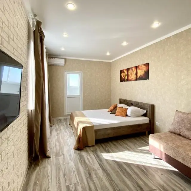 Real photos of 1-room apartment from the Home Hotel company at 61 Salmyshskaya Street