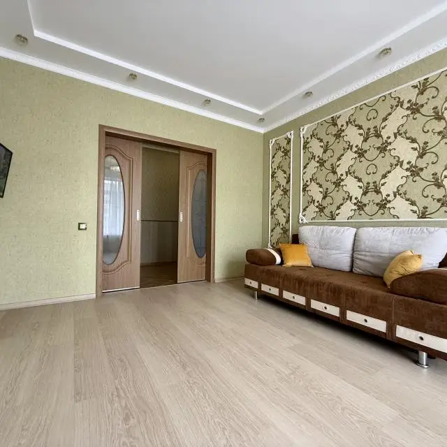Real photos of 2-room apartment from the company Home Hotel on Chkalova 51/1
