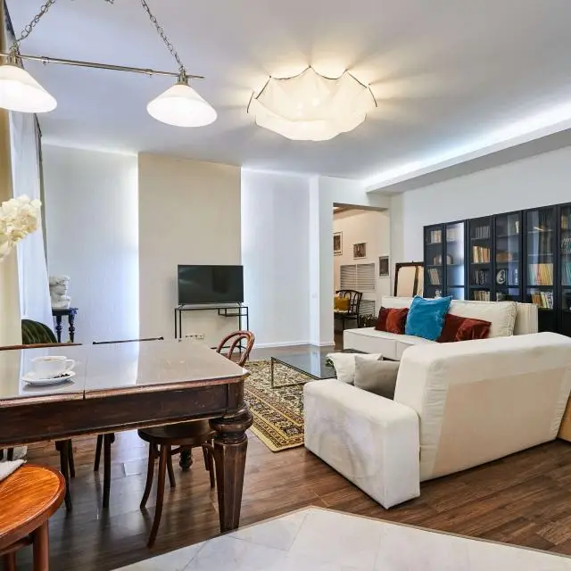 Реальные фото FlatStay Кирилловская 22| 3шка с просторной гостиной на 8 человек в центре