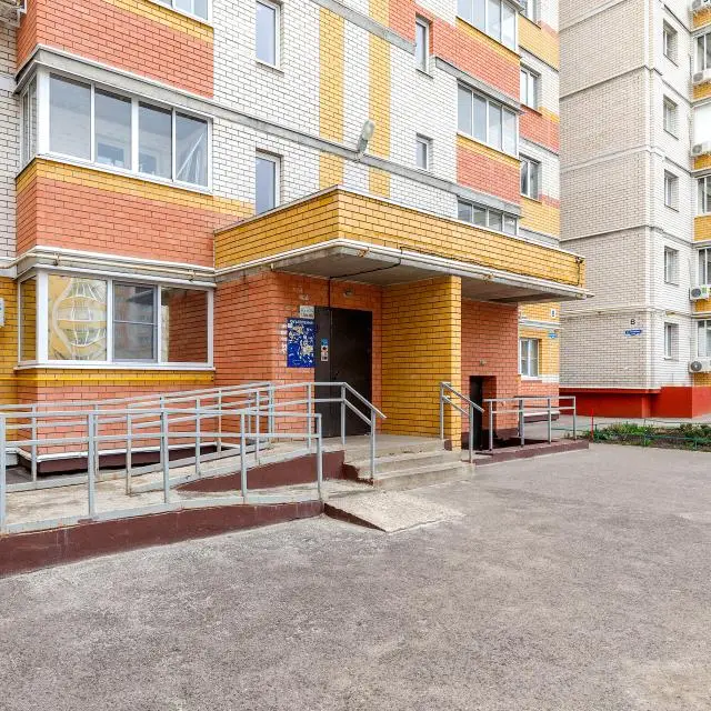 Real photos of PrezentHaus (Presentation house) on Agapkina 21A