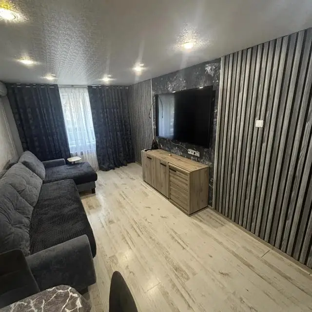 Real photos of 3-room apartment: 1st floor, air conditioning, balcony for smoking, TV in each room