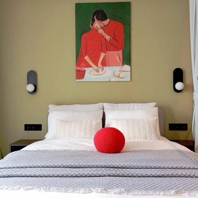 Real photos of DeNewHome Liberty Apartments are a business class apartment with a central parking space