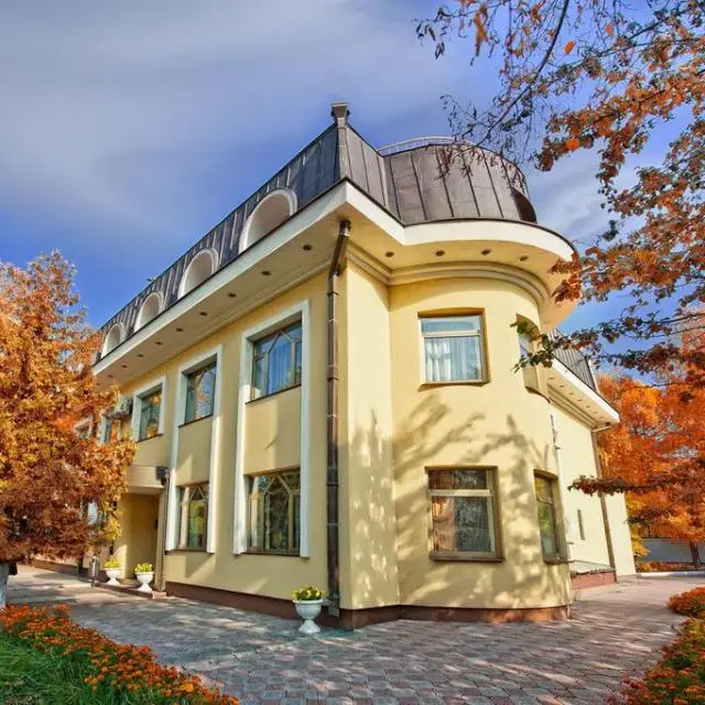 Real photos of Neftyanik on Tolstoy