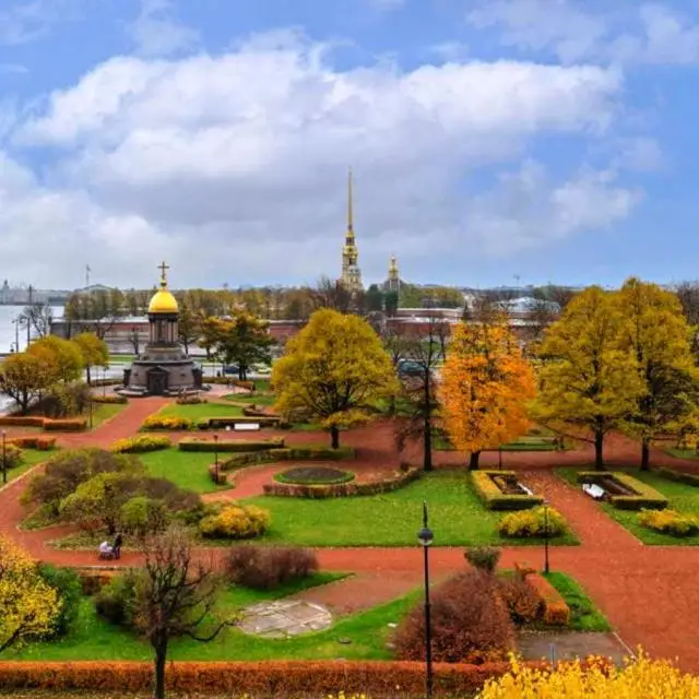 Real photos of Sutki Rent (Rent Day) with a view of the Neva River in the city center