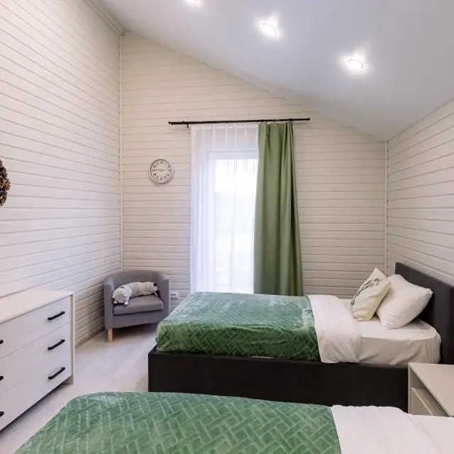 Real photos of House Point 242 Mint (Point)