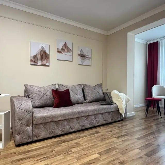 Real photos of 100 apartments on Leonova Street