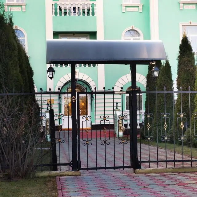 Real photos of Aleksandriya-Petergof