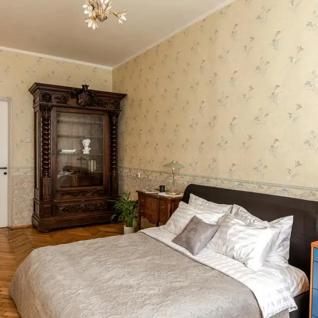 Real photos of 3-room apartment with a large living room on Nevsky Prospekt