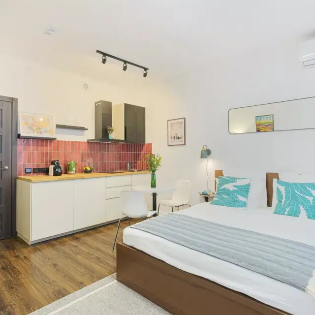 Реальные фото Апартаменты Бургунди, светлые и уютные, с полноценной кухней и широкой кроватью