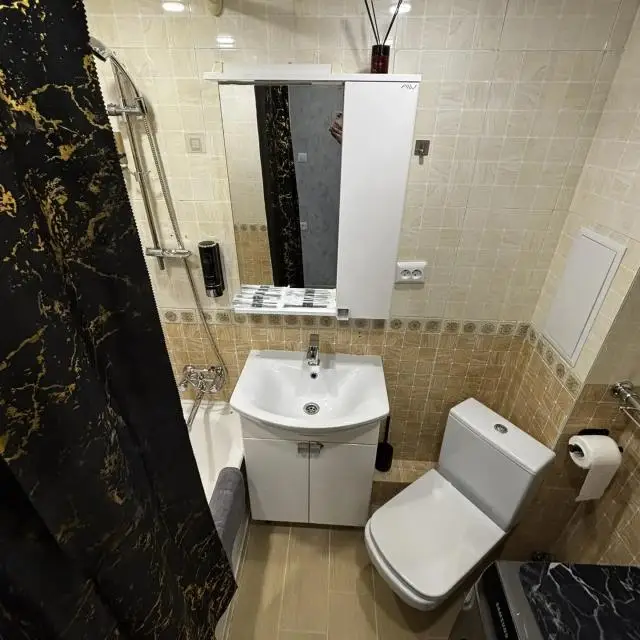 Real photos of 3-room apartment: 1st floor, air conditioning, balcony for smoking, TV in each room