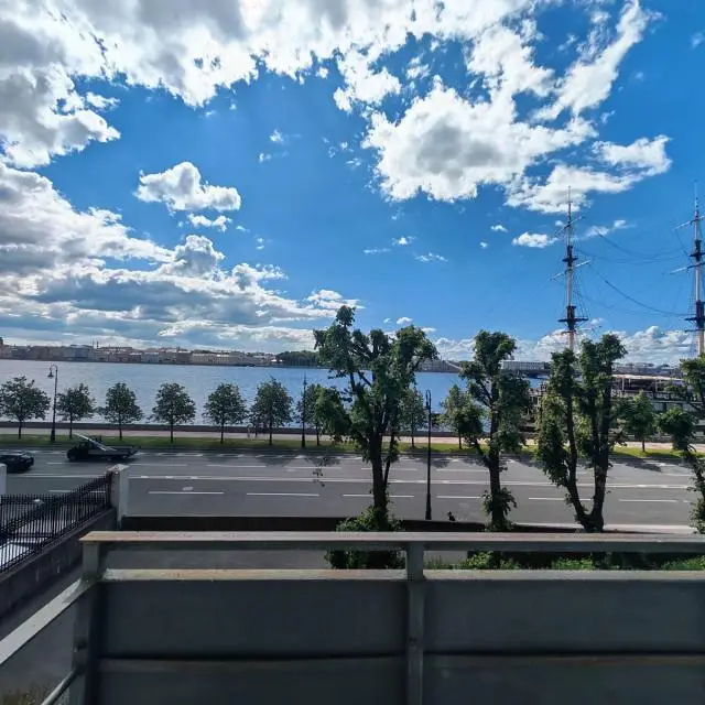 Real photos of Sutki Rent (Rent Day) with a view of the Neva River in the city center