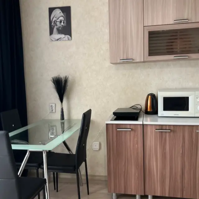 Real photos of Kakie Ludi on 7K Vzletnaya Street
