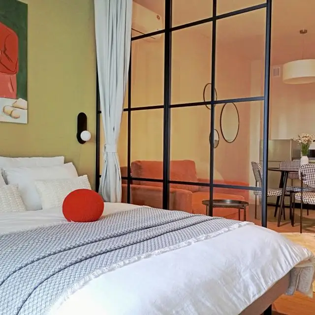 Real photos of DeNewHome Liberty Apartments are a business class apartment with a central parking space