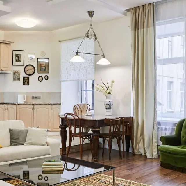 Реальные фото FlatStay Кирилловская 22| 3шка с просторной гостиной на 8 человек в центре

