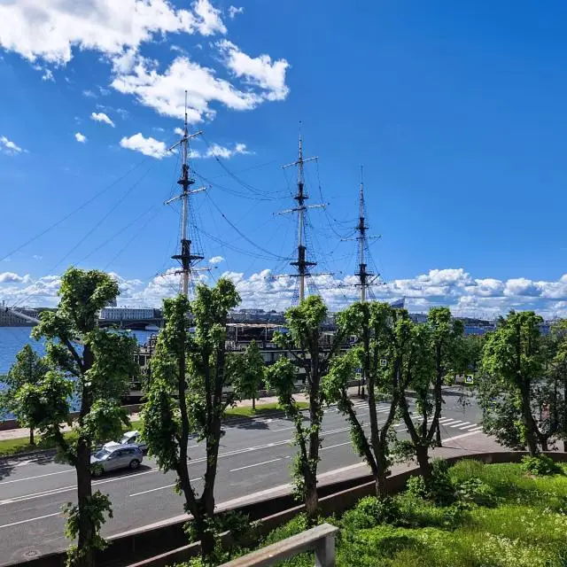 Real photos of Sutki Rent (Rent Day) with a view of the Neva River in the city center
