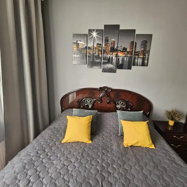 Real photos of Large one-bedroom apartment with elevator.